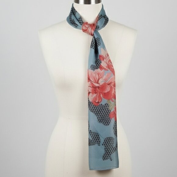 NWT Vince Camuto Silk Blue Floral Rectangle Scarf - Picture 4 of 12